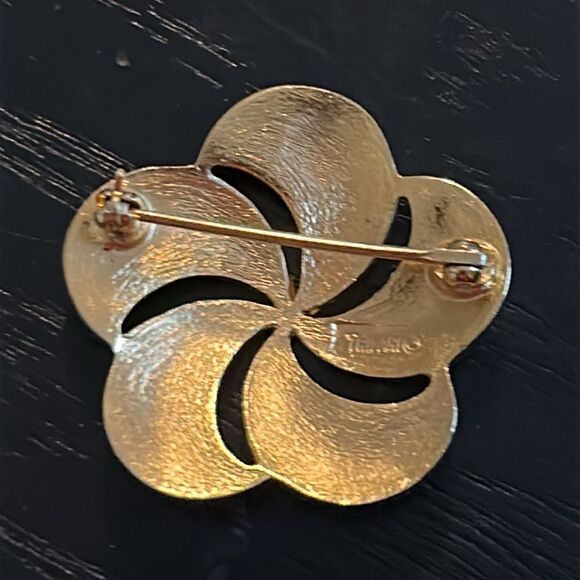 VIntage Mid-Centruy Crown Trifari Leaf Flower Brooch - Picture 2 of 3